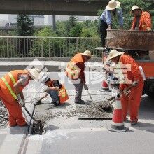 如何搞定水泥混凝土坑槽 露骨“奇葩”路